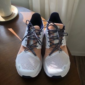 Worn once for a shoot! On Running Cloud Stratus sneakers in size 9!